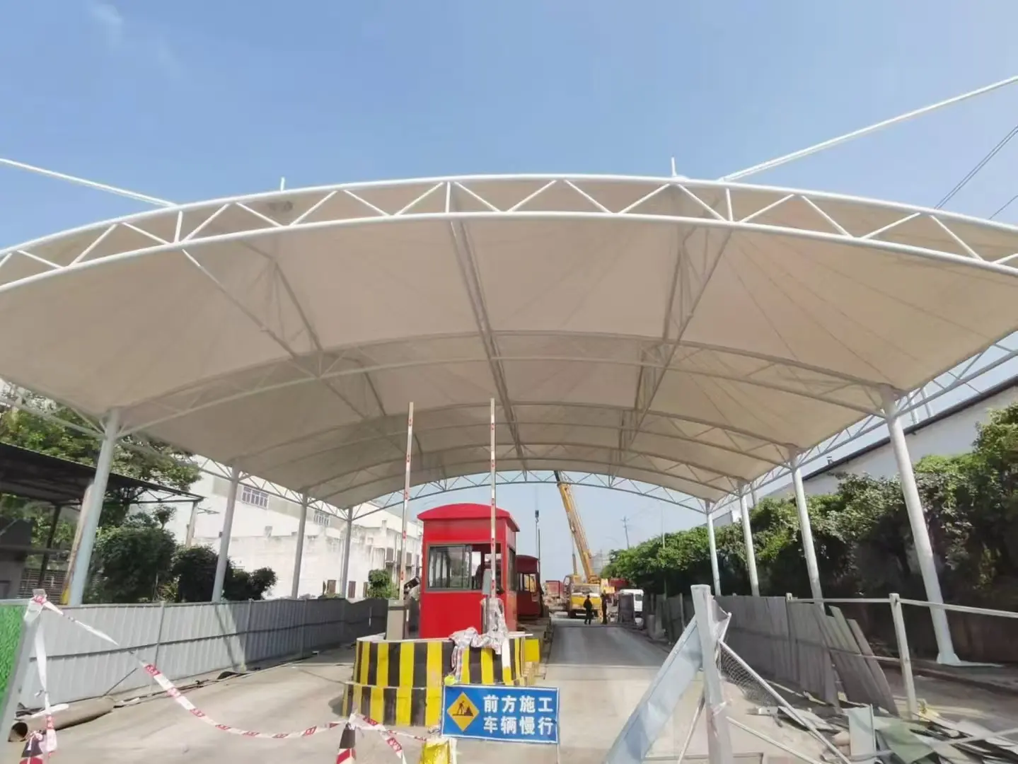 【贵州观山湖雨棚】怎么选择【源头工厂】：解决雨棚建造盲目选择的选型标准